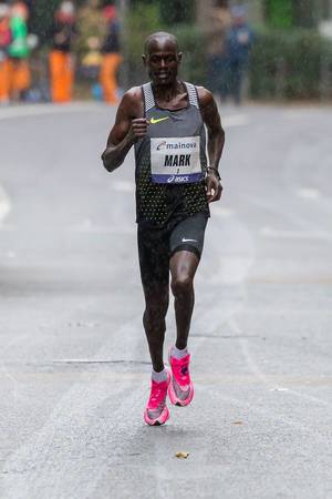 Der Kenyaner Kiptoo Mark im Regen des Frankfurter Marathon und landet am Ende auf Platz 5