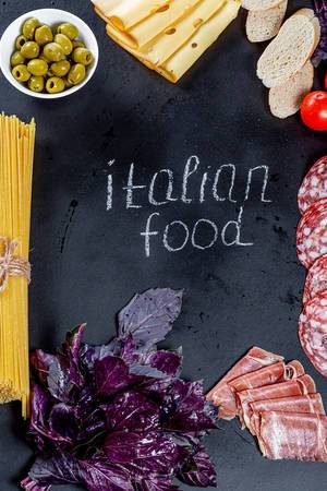 Der Schriftzug Italian Food wird von typisch-italienischen Lebensmitteln umrandet