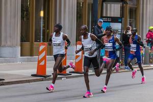 Der Sieger vom 2019 Chicago Marathon Lawrence Cherono und Dickson Chumba, der Siebter wurde. Beide kommen aus Kenya