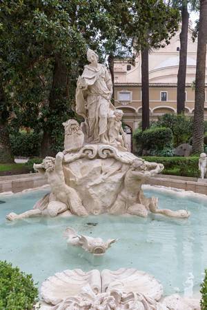 Der Springbrunnen im Garten des Palazzo di Venezia in Rom