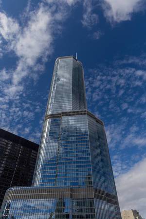 Der Trump International Hotel and Tower in Chicago: 98-stöckiger Wolkenkratzer, Aufnahme von unten