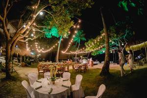 Der von Lichtern am Nachthimmel überdeckte Garten einer Hochzeit in Punta Bulata