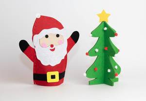 Der Weihnachtsmann neben einem Weihnachtsbaum - Figuren aus Filz