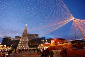 Der Weihnachtsmarkt vor dem Parlamentspalast in Bucharest mit Weihnachtslichter und Weihnachtsbaum