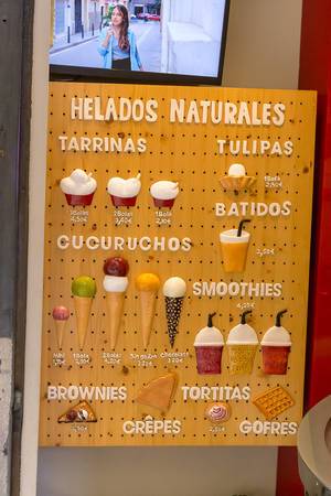 Designer Speisekarte bietet verschiedene gesunde Desserts wie Eis, Smoothies und Waffel mit bunte Illustrationen in einem Eisbar in Barcelona, Spanien