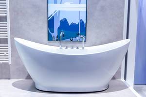 Designerbadewanne: Weiße Badewanne, geschwungen, in einem modernen Badezimmer