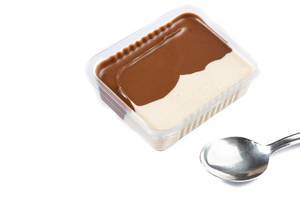 Dessert mit weißer und dunkler Schokolade und Haselnüssen, in einer Plastikverpackung