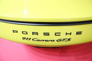 Detail von gelbem Porsche 911 Carrera GTS Sportwagen, Beschriftung im Schwarz