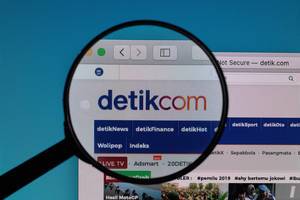 Detikcom logo under magnifying glass