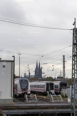 Deutsche Bahn Züge mit dem Kölner Dom in der Ferne