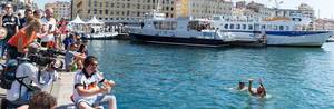 Deutsche Fans schwimmen im alten Hafen von Marseille