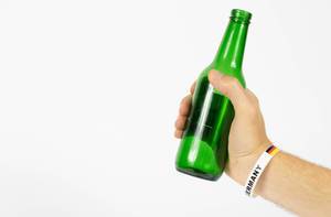 Deutscher Fußball-Fan hält Bierflasche in der Hand