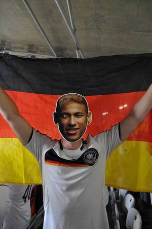 Deutscher Fußball-Fan mit Neymar-Maske - Fußball-WM 2014, Brasilien