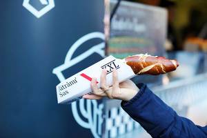 Deutscher Hot Dog mit einem Laugengebäck in XXL