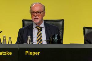 Deutscher Unternehmer Gerd Pieper auf der BVB-Hauptversammlung zum Jahresabschlussbericht des Fußballvereins