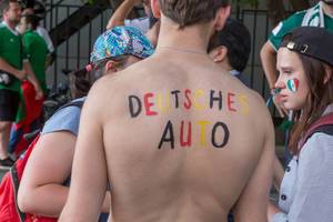 Deutsches Auto auf dem Rücken eines Fußball-Fans