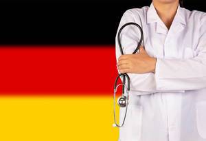 Deutsches Gesundheitssystem symbolisiert durch die Nationalflagge und eine Ärztin mit Stethoskop in der Hand