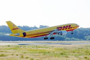 DHL Flugzeug startet von der Landebahn