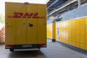 DHL Packstation und Transporter in Köln