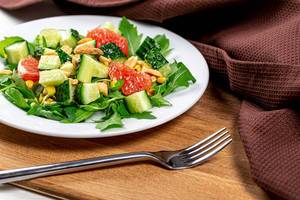 Diät-Salat mit Gemüse, Grapefruit, Mais und Nüssen