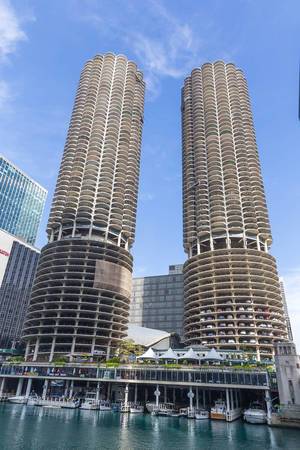 Die 179,2 Meter hohen Zwillingstürme vom Wohn- und Geschäftskomplex Marina City in Downtown Chicago