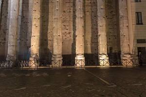 Die antiken beleuchteten Säulen Roms bei Nacht