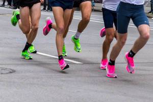 Die Beine von mehreren Marathonläufern in Nike ZoomX Vaporfly Next% Laufschuhen beim Chicago Marathon 2019