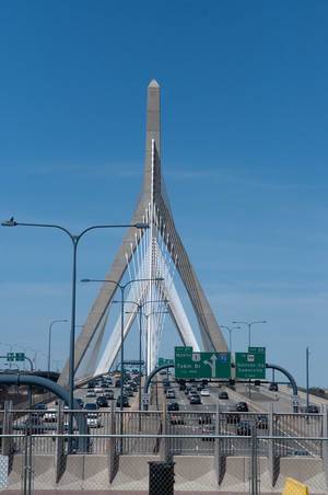 Die Brücke Zakim Bridge über den Charles River in Boston, USA