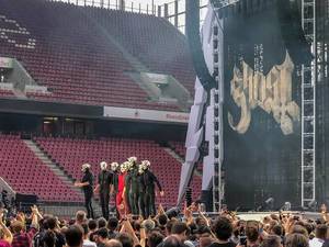 Die Dark Rock und Doom Metal Band Ghost aus Schweden, als Vorband von Metallica in Köln