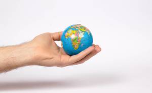 Die Erde in einer Hand - Globus