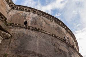 Die Fassade eines historischem Gebäudes in Rom