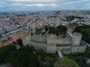 Die Festung Castelo de São Jorge in Lissabon, Portugal (Drohnenfoto)