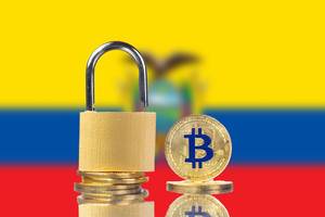 Die Flagge des südamerikanischen Staates Ecuador mit goldenen Bitcoins und Schloss im Vordergrund