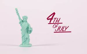 Die Freiheitsstatue als Miniatur-Figur wünscht einen fröhlichen vierten Juli