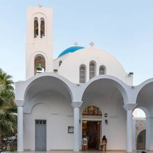 Die heilige, weiß-blaue Pfarrkirche Pantanassis in Naoussa auf der griechischen Insel Paros