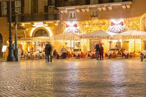 Die mit Lichterketten erleuchtete Mimi e Coco Wine Bar in Rom