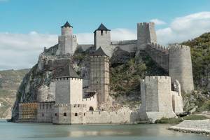 Die mittelalterliche Burg Golubac an der Donau in Serbien