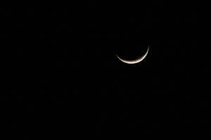 Die Mondsichel am schwarzen Nachthimmel