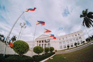 Die Philippinen Flaggen vor dem Regierungsgebäude in Bacolod City