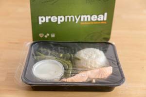 Die Prep My Meal Abnehm-Box mit Lachs, Reis und grünen Bohnen in der Verpackung