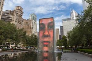 Die projizierten Gesichter auf den Türmen der Crown Fountain in Chicago speien regelmäßig Wasser auf die Besucher