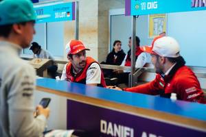 Die Rennfahrer Lucass di Grassi und Daniel Abt unterhalten sich während einer Autogramstunde auf der Berlin Formula E