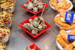 Die Stachelschnecke Cañailla aus dem Mittelmeer wird als spanischer Snack in der Markthalle Mercat de Sant Josep in Barcelona verkauft