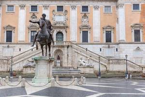 Die Statue des Marcus Aurelius vor den Kapitolinischen Museen in Rom