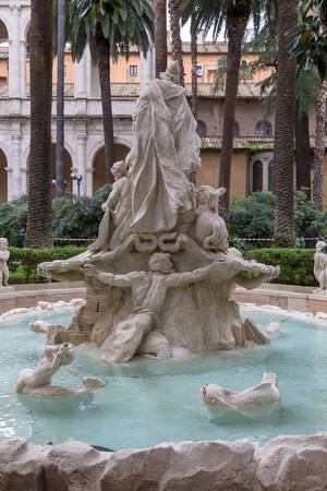 Die Statue in einem Springbrunnen des Venedischen Palastes in Rom