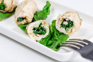Diet baked chicken rolls with spinach