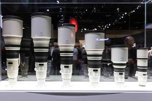 Different Canon Telephoto Lenses standing next to each other in Glass Showcase