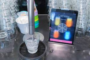 Digital buffet connects a touchscreen tablet with TopJuicer and pours cold water automatically into a glass