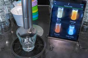 Digitales Büfett vernetzt Touchscreen-Tablet mit TopJuicer, um ein Getränk einschenken zu lassen