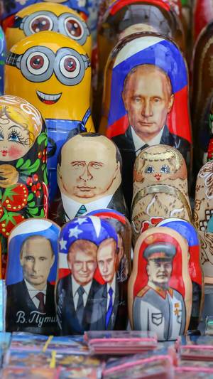 Diverse Matrjoschkapuppen, unter anderem mit Putin, Stalin und Trump